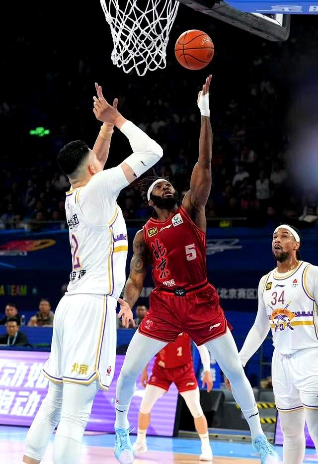 包含拔得头筹的球队在职业篮球季后赛继续压制对手的词条